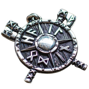 Collier en forme de bouclier et décoré de la mention Hail Odin