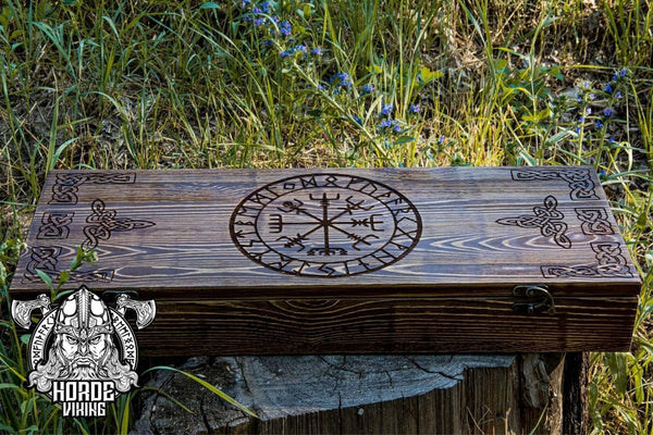 Caisse en bois pour ranger une hache viking