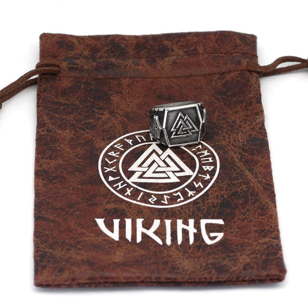 Chevaliere viking en acier decoree du symbole valknut