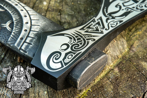 gravure hache viking symbole valknut