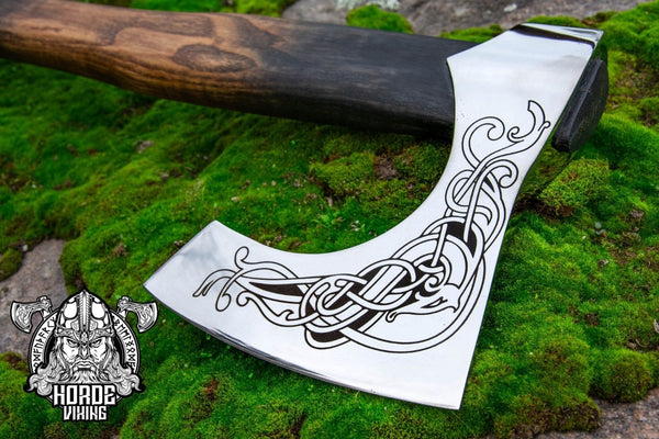 hache nordique dragon viking gravé