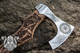 hache viking en bois sculptée
