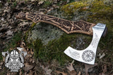 hache viking décorée de motifs scandinaves