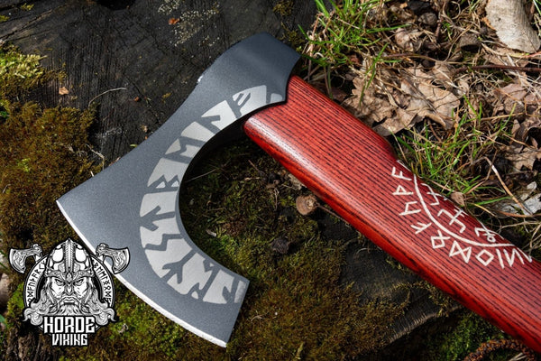 Fer de hache gravé médiéval du style viking à vendre. Disponible