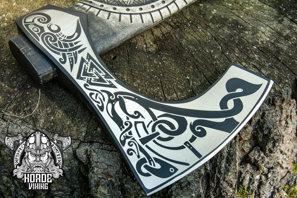 hache viking symbole valknut gravé