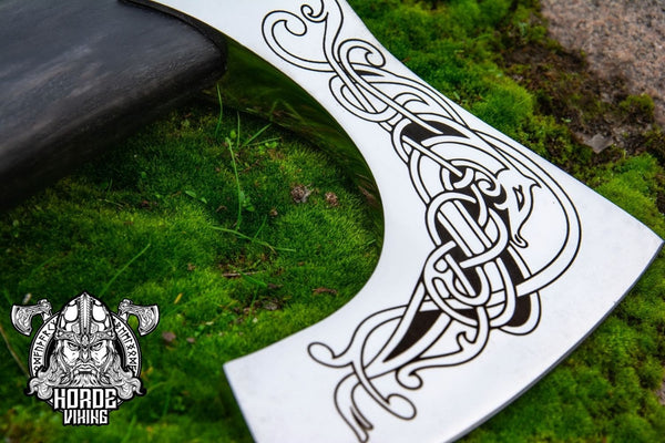 lame de hache viking décorée d'un dragon nordique