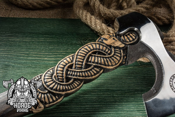 manche en bois de hache viking artisanale